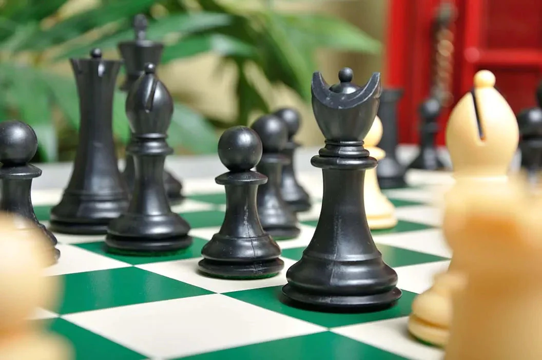 The Hastings Series Plastic Chess Pieces - 3.875" King - Black & Natural - Image 3