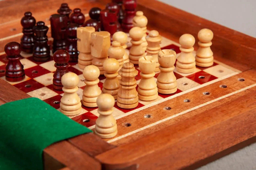 PEG WOODEN Travel Chess Set - 7" x 5" - Image 5