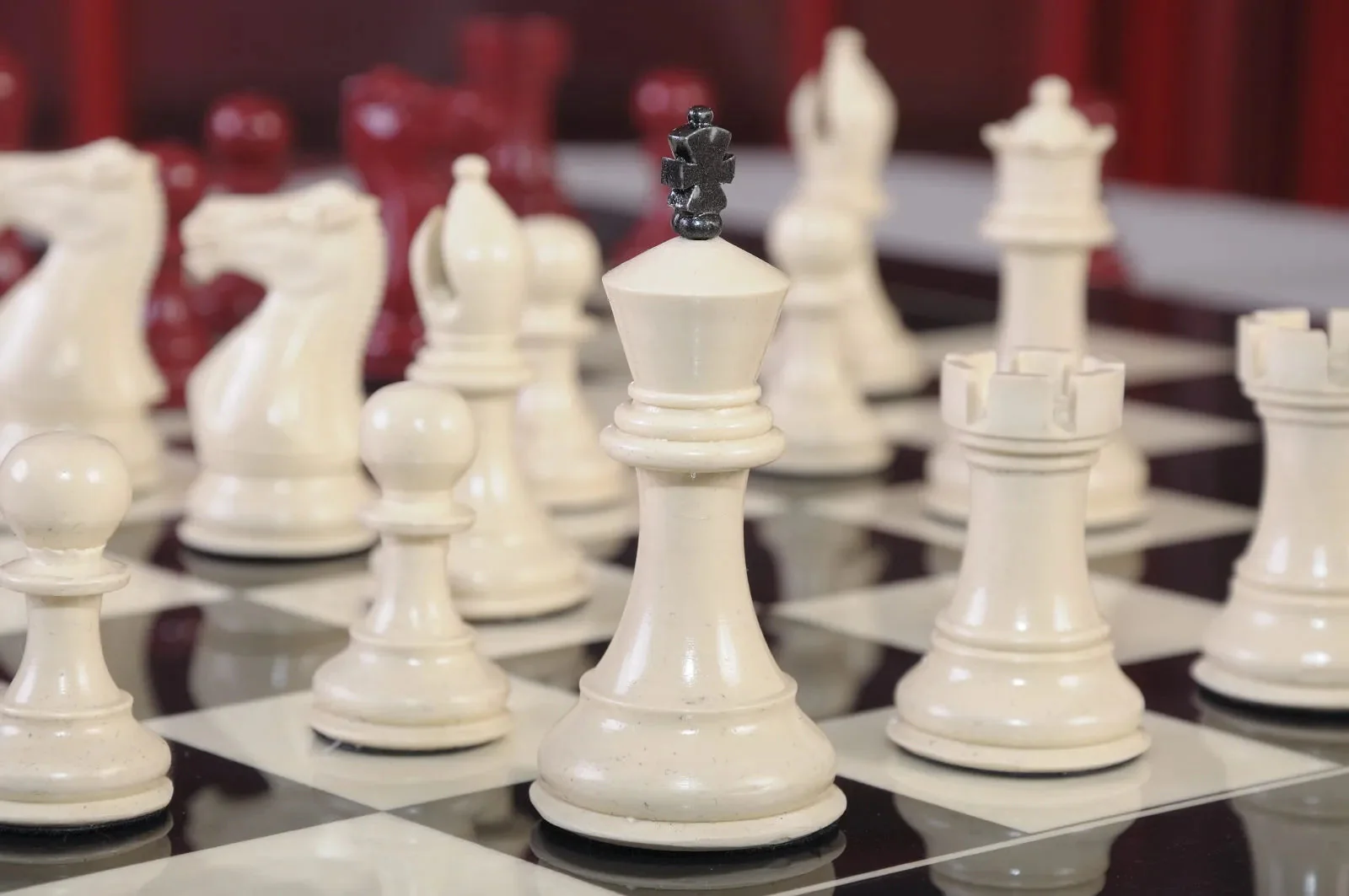 Staunton Themed Chess Pieces - Red & Natural - Image 3