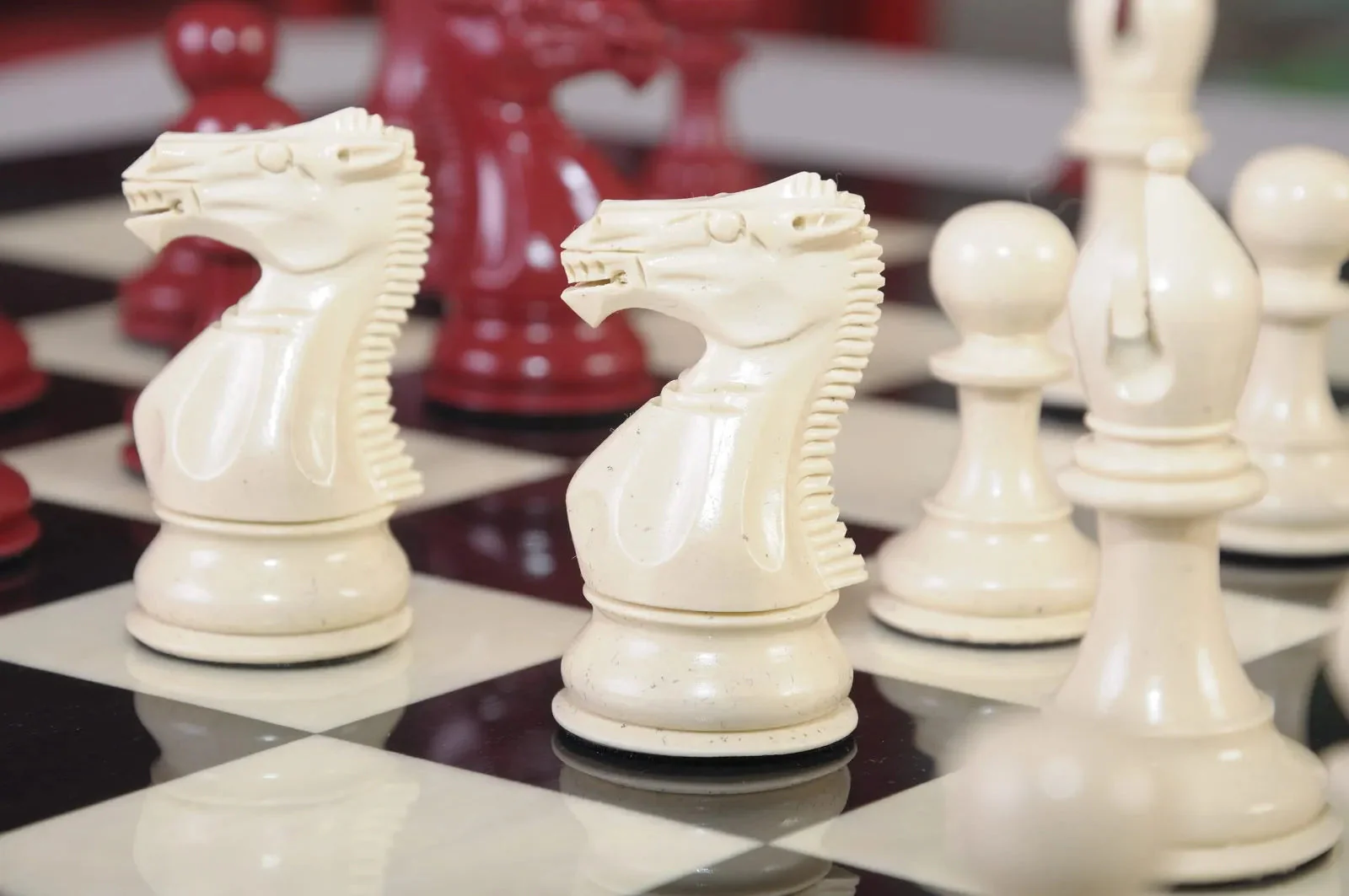 Staunton Themed Chess Pieces - Red & Natural - Image 4