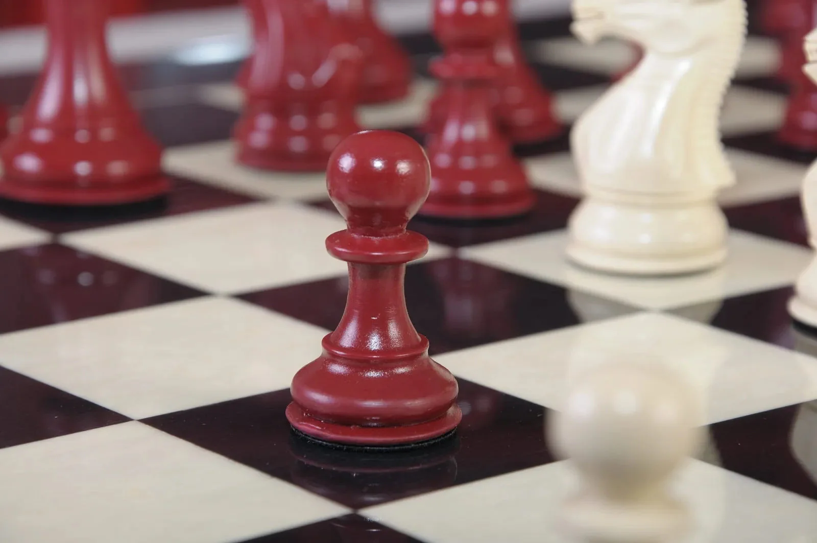 Staunton Themed Chess Pieces - Red & Natural - Image 5