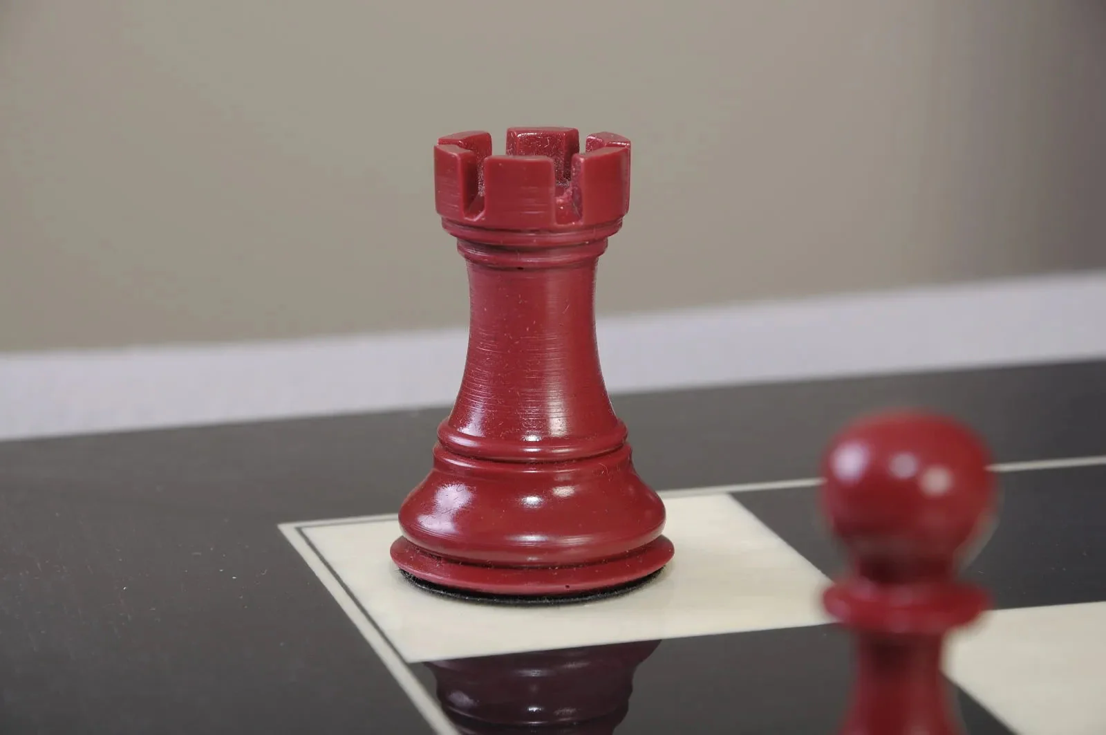 Staunton Themed Chess Pieces - Red & Natural - Image 9