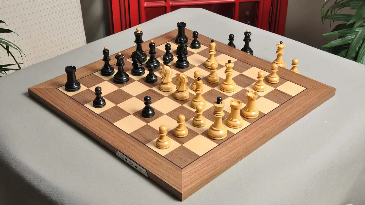 DGT Projects - USB Walnut Board with Dubrovnik Chess Pieces