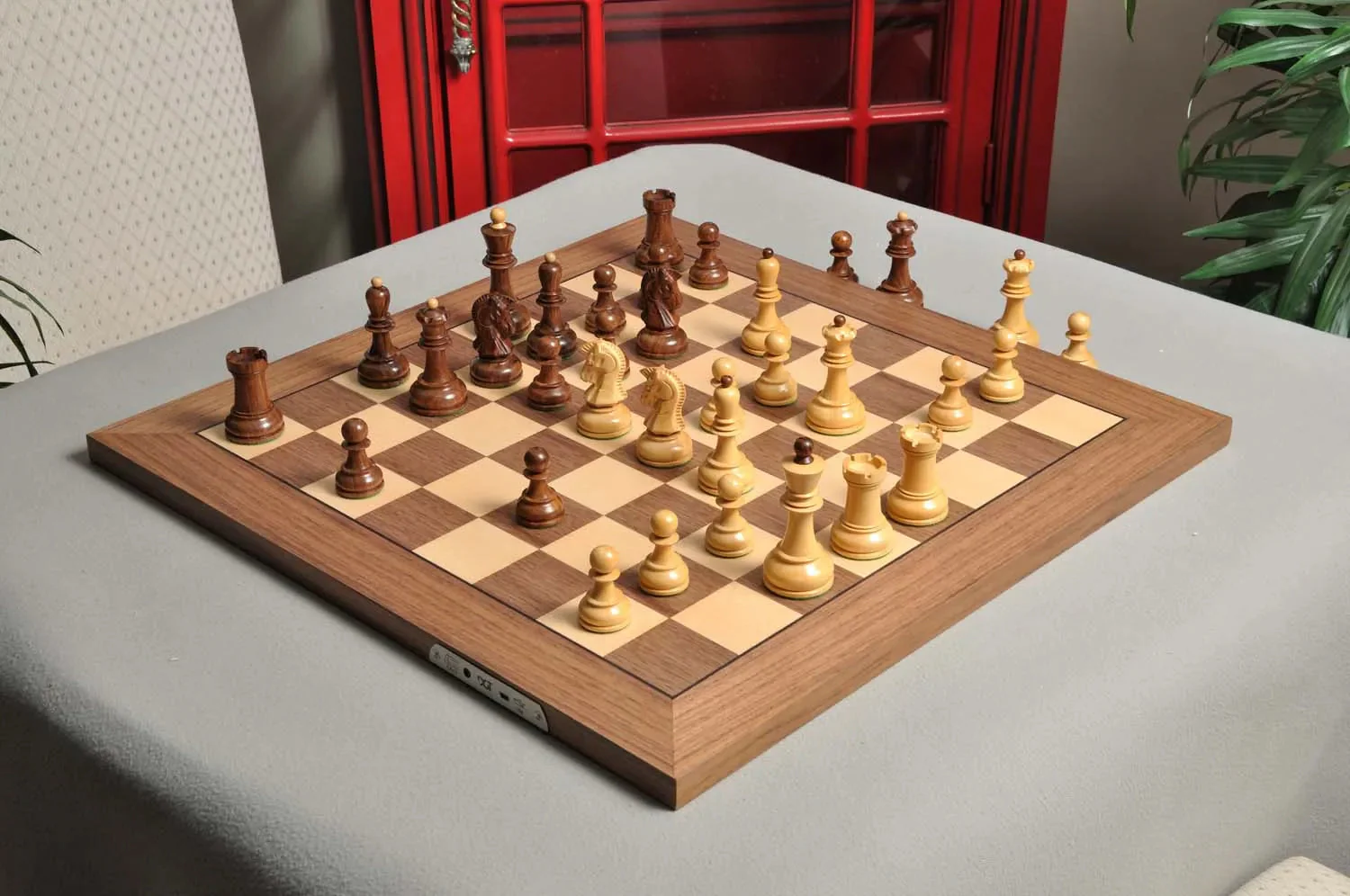 DGT Projects - USB Walnut Board with Dubrovnik Chess Pieces