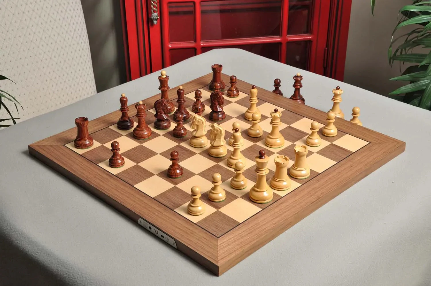DGT Projects - USB Walnut Board with Dubrovnik Chess Pieces