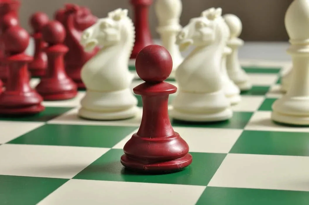 The Hastings Series Plastic Chess Pieces - 3.875" King - Image 12