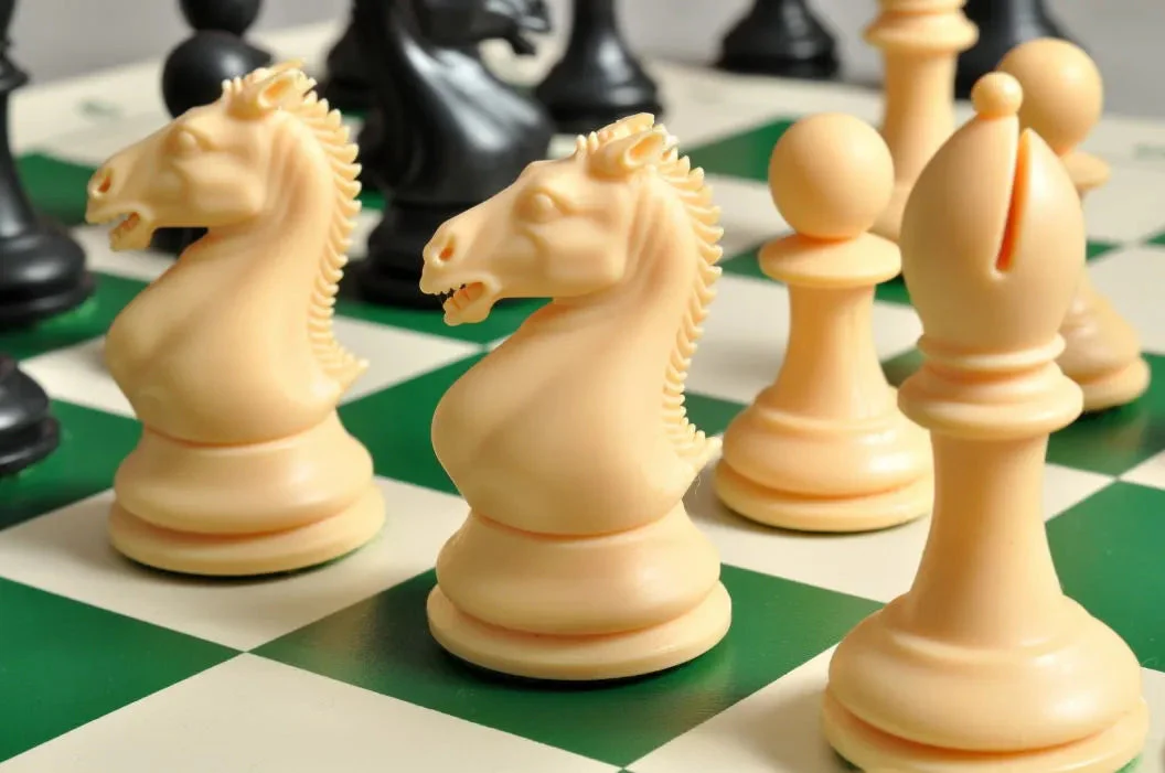 The Hastings Series Plastic Chess Pieces - 3.875" King - Image 16