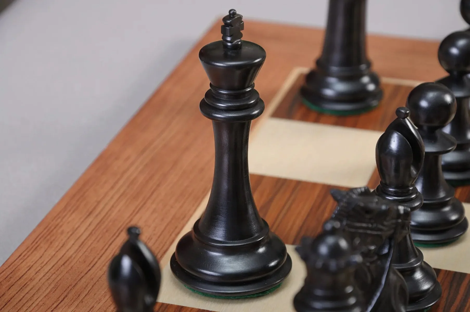 The Leicester Series Chess Pieces - 4.0" King - Image 9