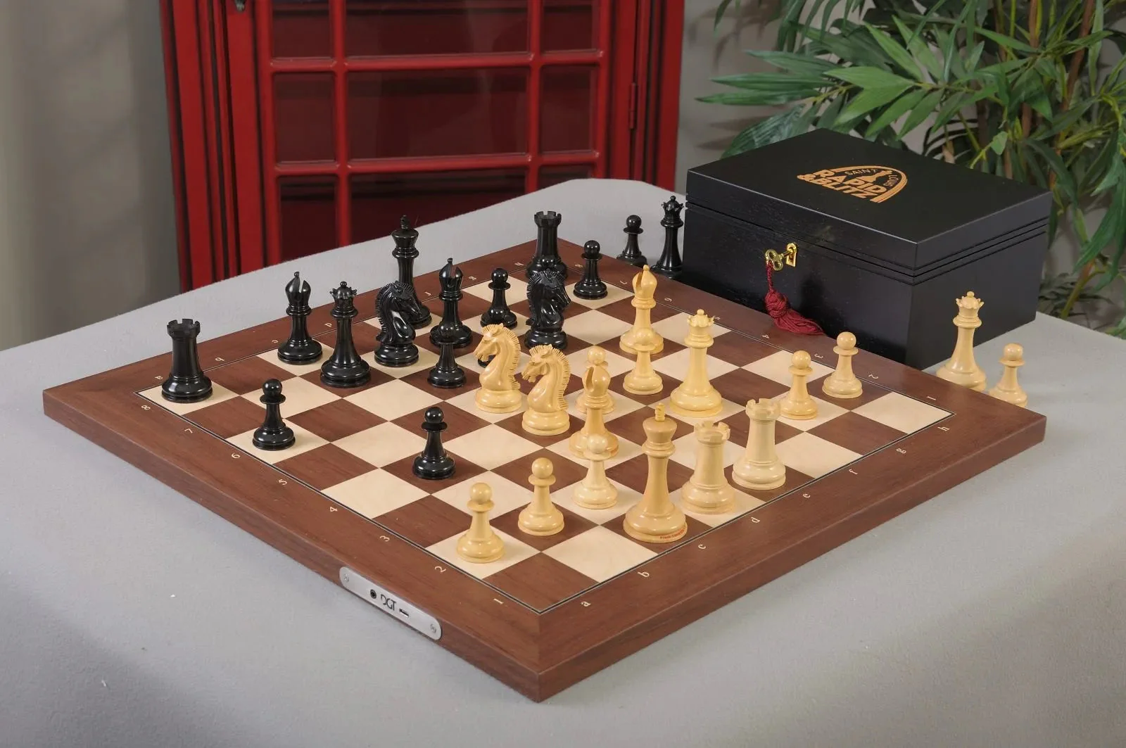 The Mammoth Ivory and Genuine Ebony Collector Series Luxury Chess Set - 4.4'' King - Image 4