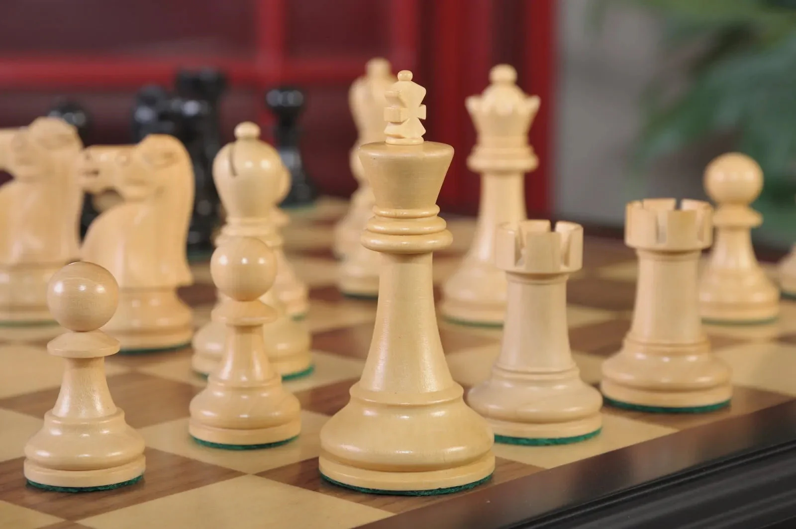 The Reykjavik II Series Library Chess Set and Tiroir Combination - Image 2