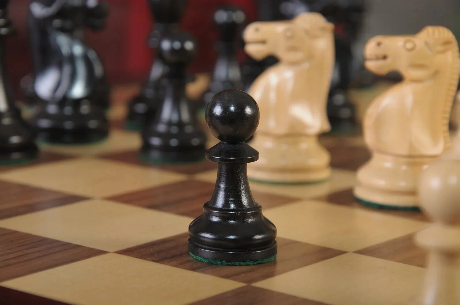 The Reykjavik II Series Library Chess Set and Tiroir Combination - Image 24