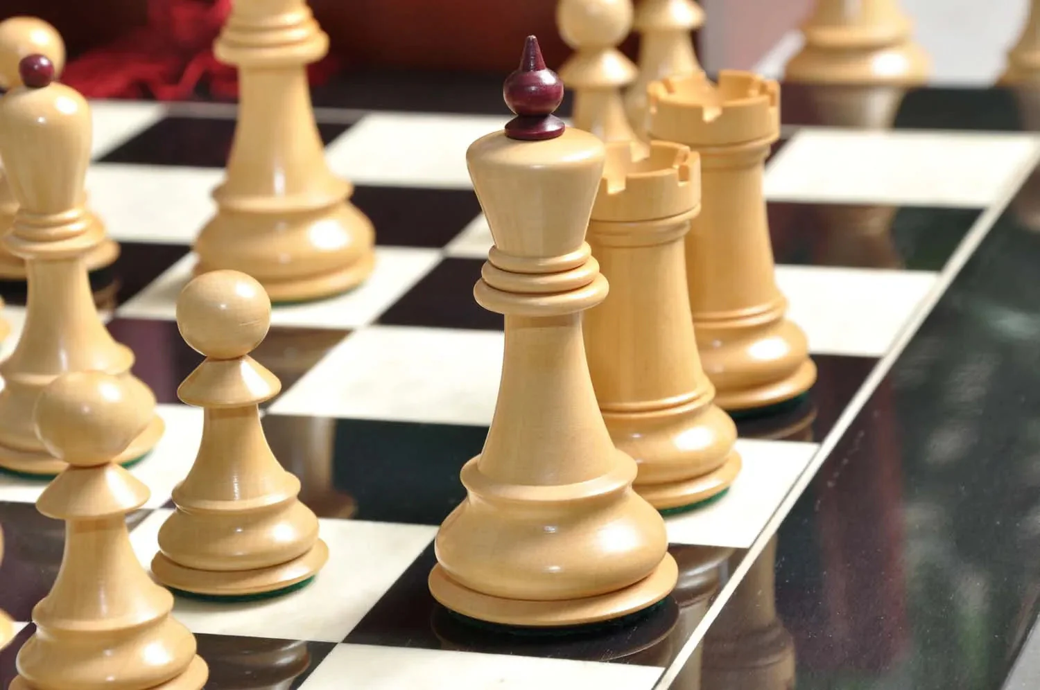 The Zagreb '59 Chess Set and Board Combination -  Red Mahogany Gilded - Image 4